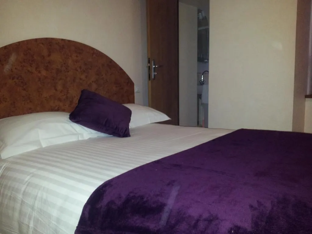 Hotel Restaurant L'Ecrevisse Bourg-de-Thizy